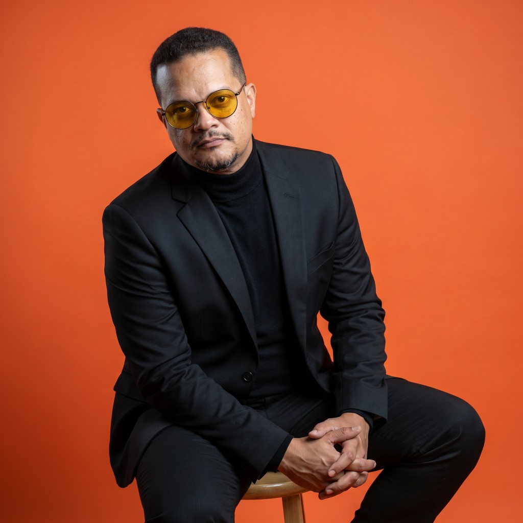 Fundador FluxoIA — retrato em estúdio